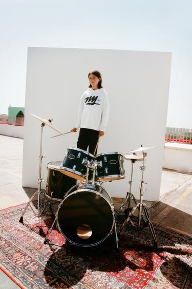 MOLETOM COM CAPUZ EM RELEVO - Pedra da Zara