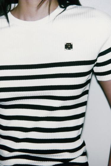 T-SHIRT RAYÉ AVEC FERMOIR ZARA - rayures de Zara - Image 1