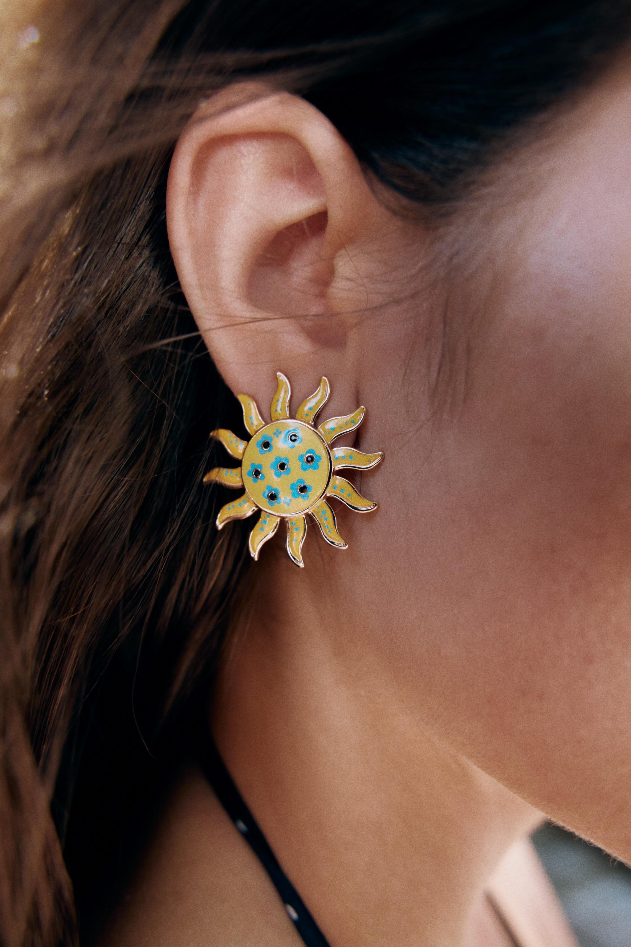 PACK OF SUN AND LOBSTER EARRINGS — Multicolored