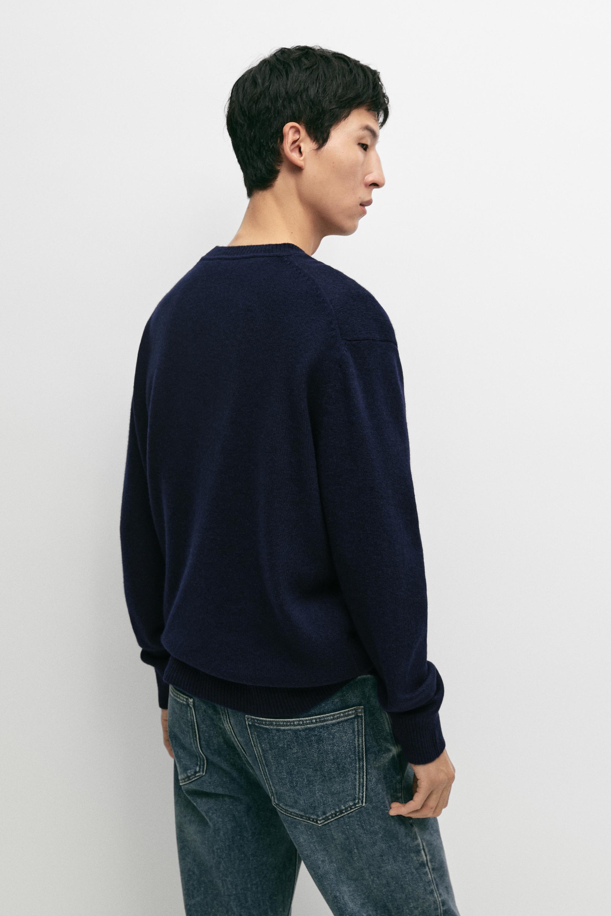 100% wool knit sweater with round neck