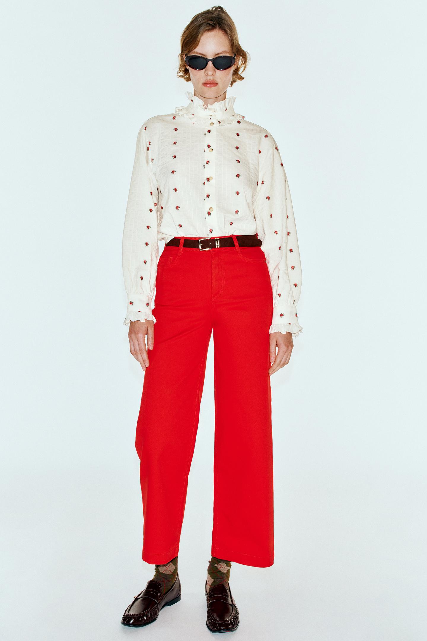 Женская блузка Zara Floral Jacquard Ruffled Blouse, цвет: Экрю / Красный — фото 1