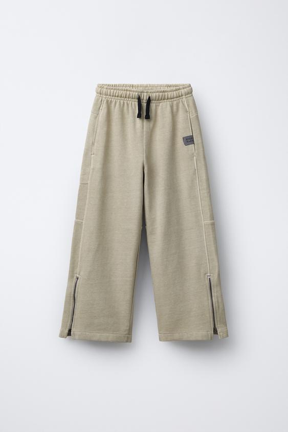 Бетіндегі шашы бар әйелдің порносын қараңыз Бір қыздан тұратын топтың өте үлкен мүшелерімен жыныстық қатынас