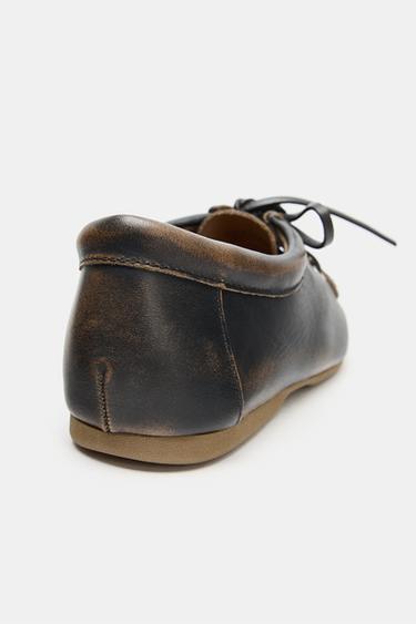 MOCASSINS BATEAU EN CUIR - Marron de Zara - Image 4