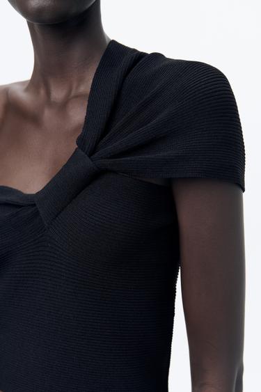 توب محاك غير متناسق - أسود الخاص بـ Zara