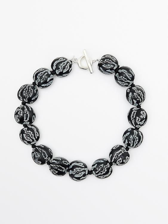 Short pendant with irregular beads