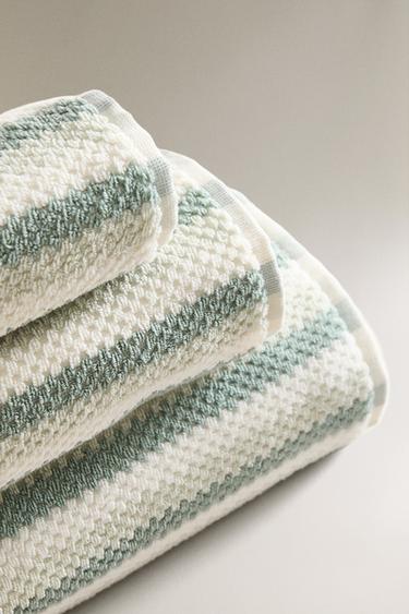 GEOMETRIC JACQUARD BATH TOWEL - Blue / Green by Zara - Image 1