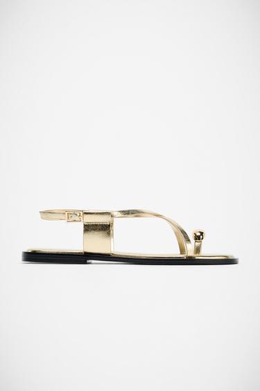 SANDALIA PLANA TIRAS ADORNO METÁLICO - Oro de Zara