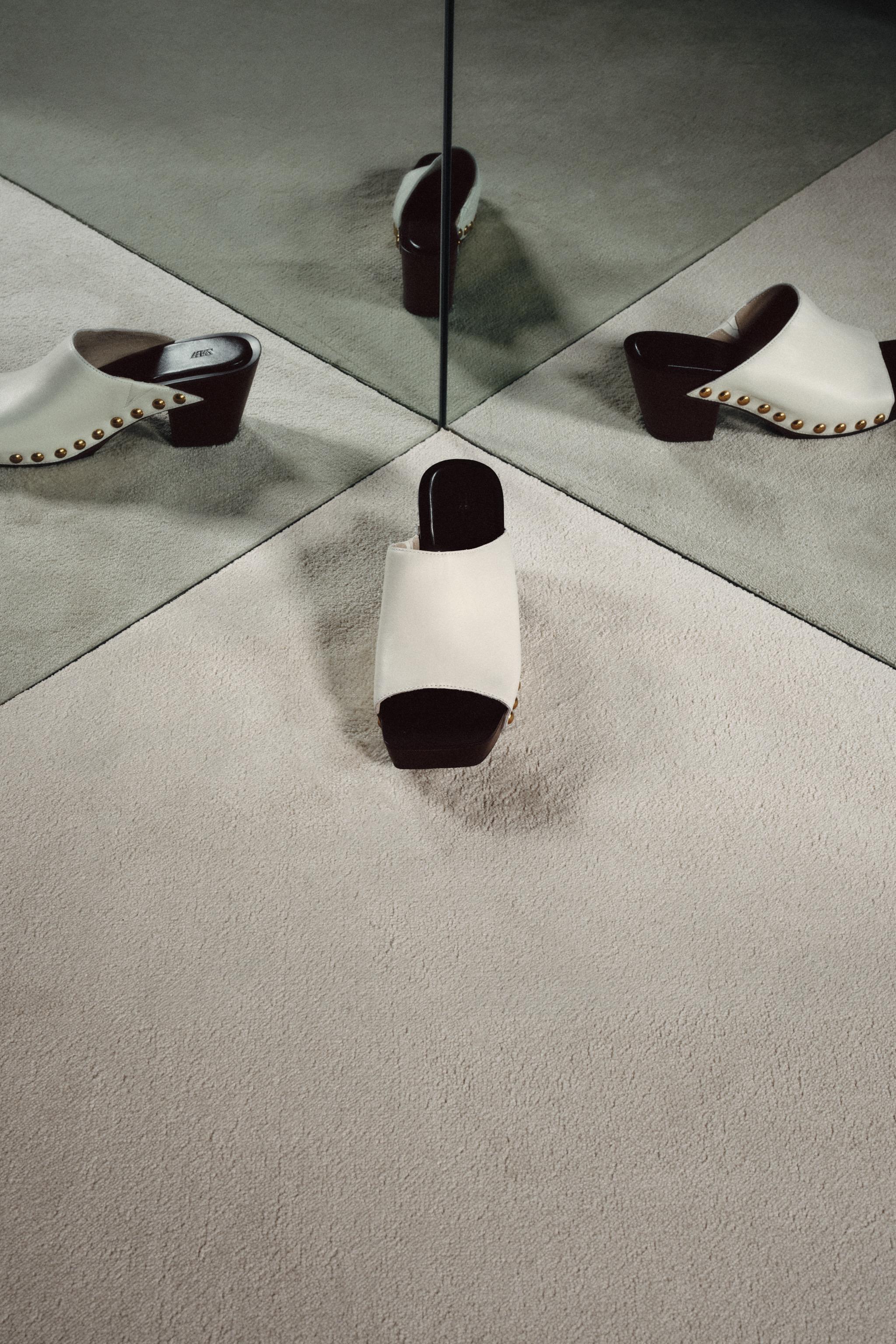 CHAUSSURES COMPENSÉES EN CUIR À CLOUS ÉDITION LIMITÉE