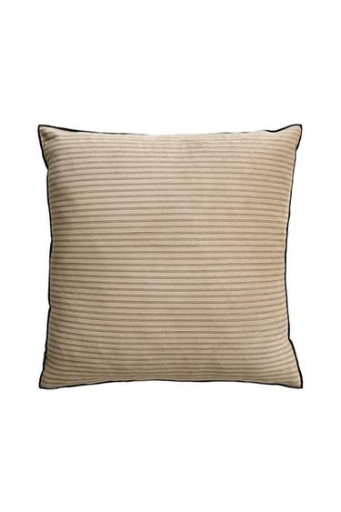 STRIPED VELVET CUSHION COVER - رمل الخاص بـ Zara