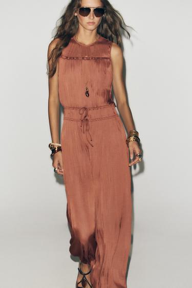 فستان ميدي بمظهر ساتاني وكشكش في الخلف - MARSALA by Zara