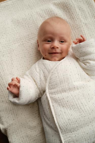 BUZO ACOLCHADO TEXTURA ESTRELLAS - Crudo de Zara