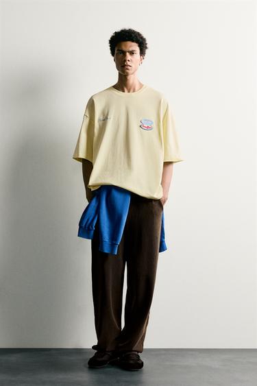 ФУТБОЛКА RELAXED FIT С КОНТРАСТНЫМИ НАШИВКАМИ — СВЕТЛО-ЖЕЛТЫЙ от Zara