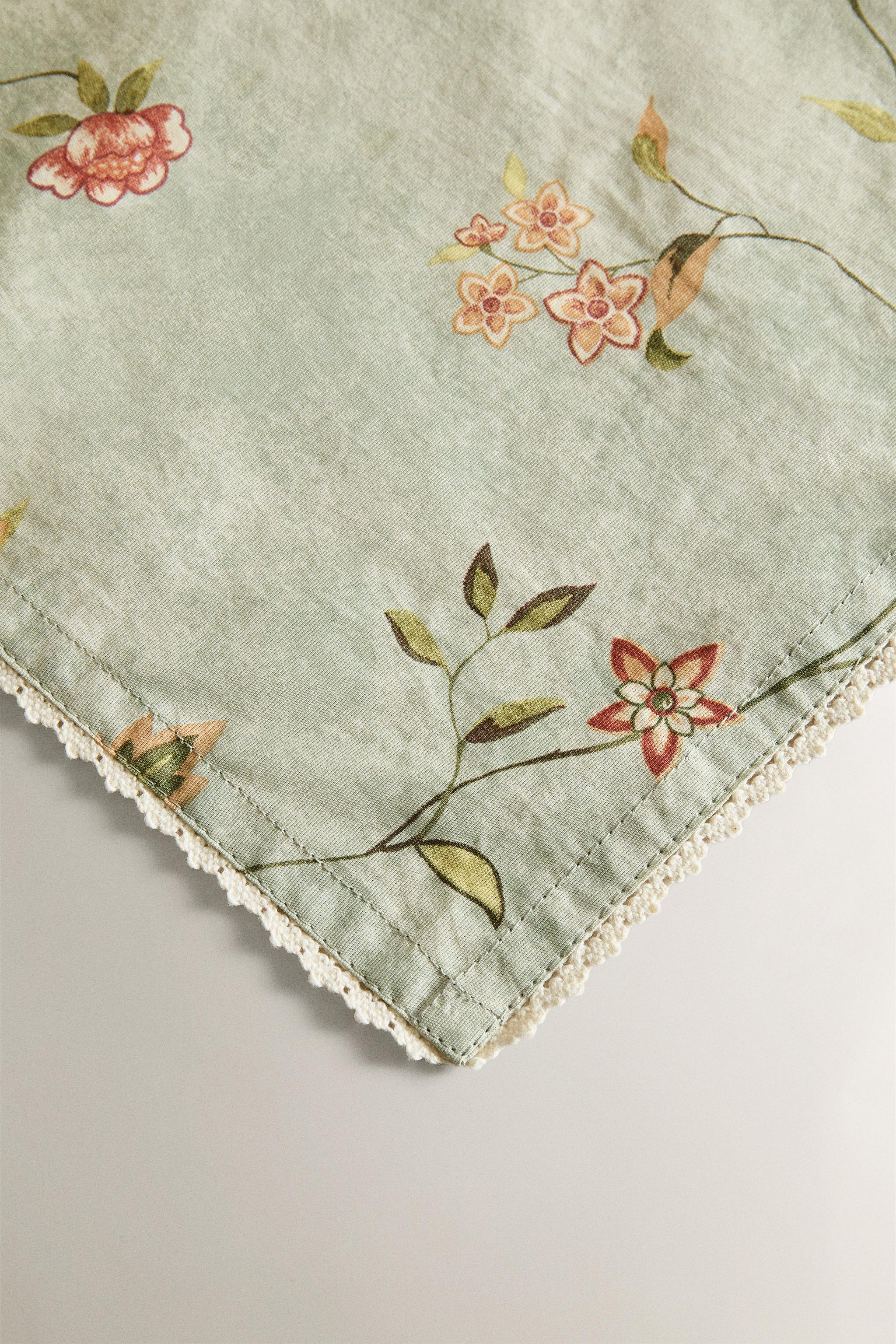 FLORAL PRINT TABLECLOTH WITH LACE TRIM