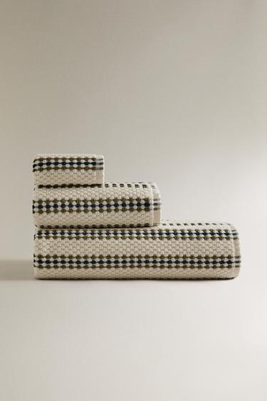 GEOMETRIC TEXTURED BATH TOWEL - Blue / Green by Zara