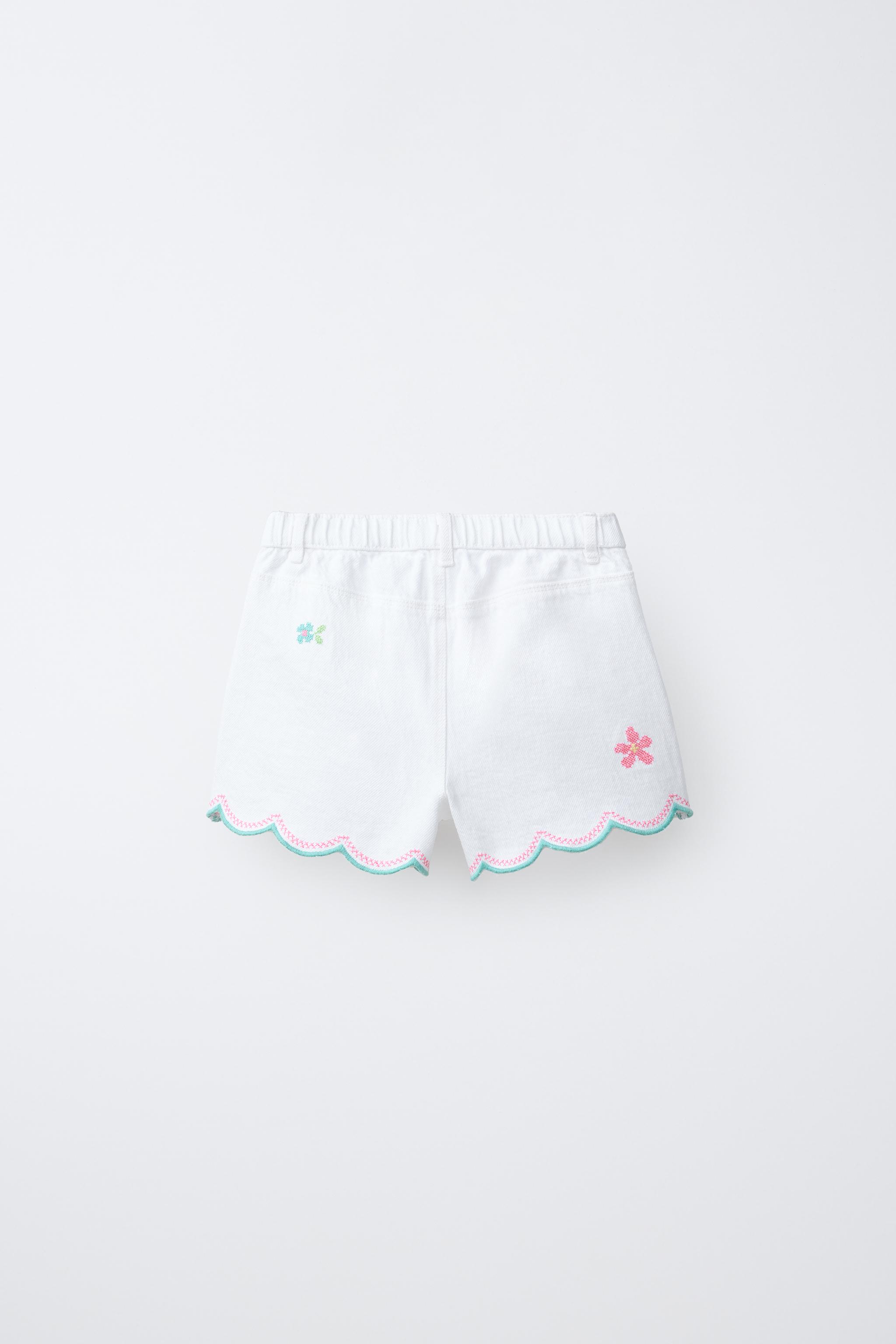 SHORT EN SERGÉ COUPE MOM À FLEURS ET POINT DE CROIX