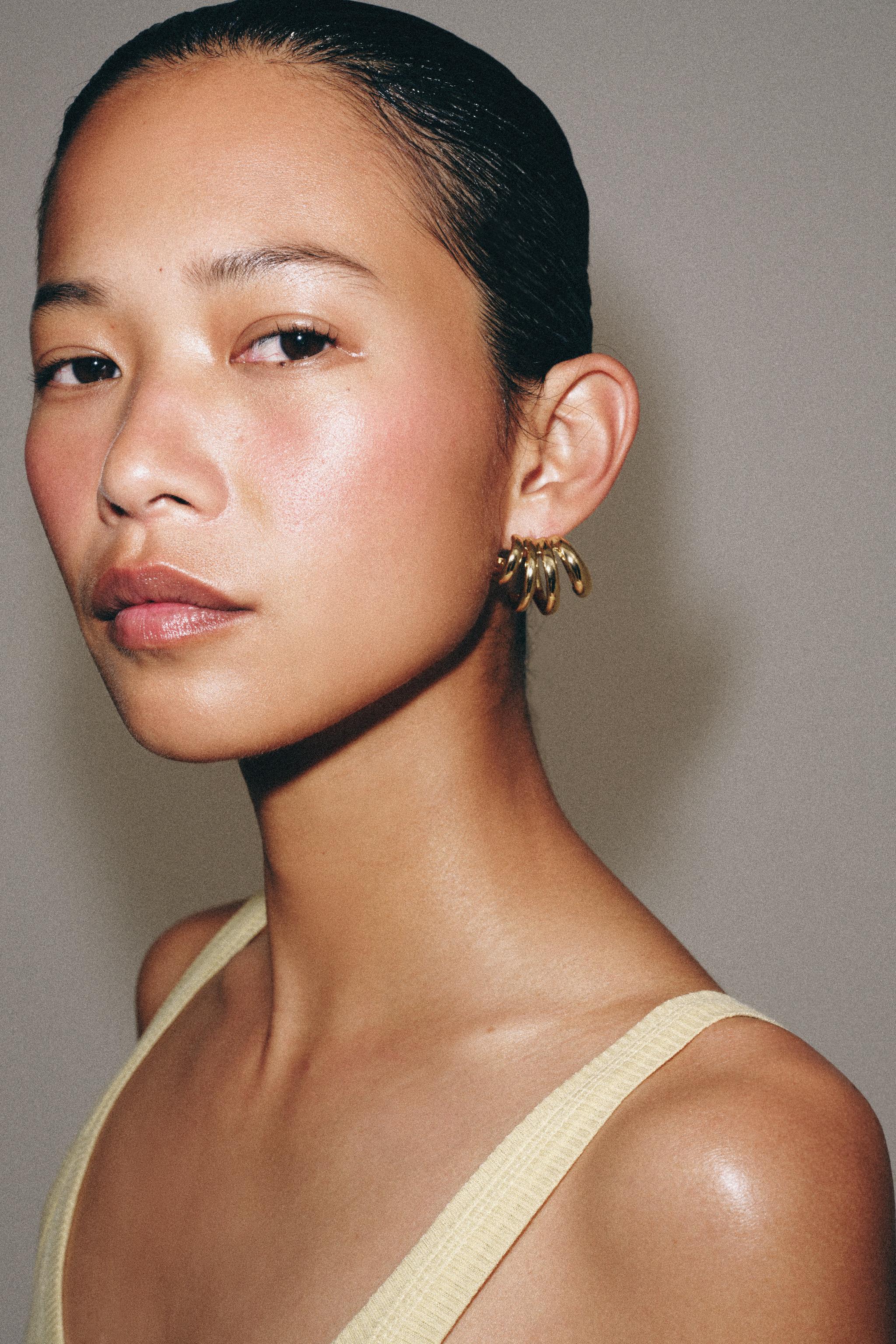 METAL HOOP EARRINGS — Golden