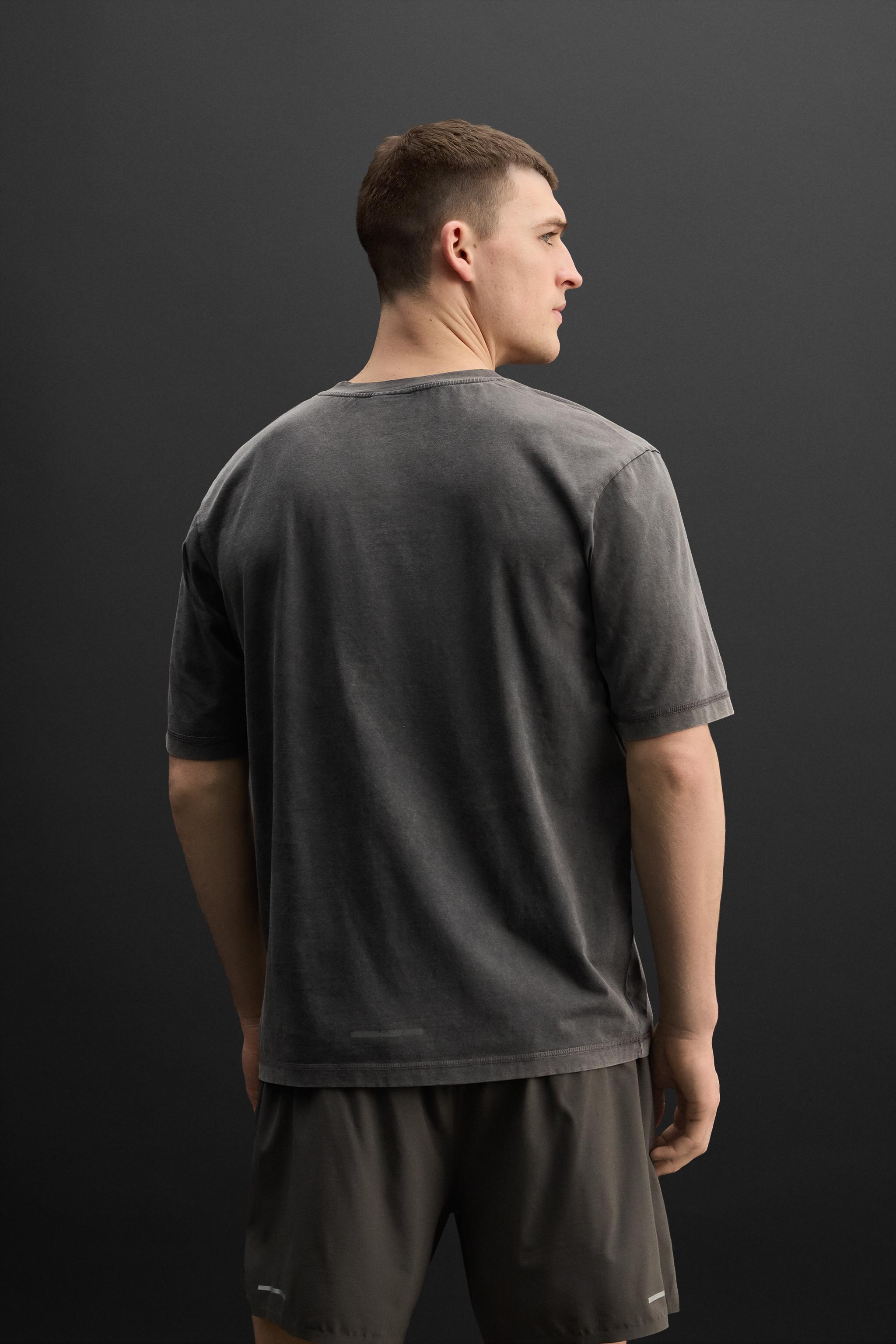 【ZARA】ユーズド加工テクニカルTシャツ テキストウォッシュ加工Tシャツ - カーボングレー | ZARA Japan