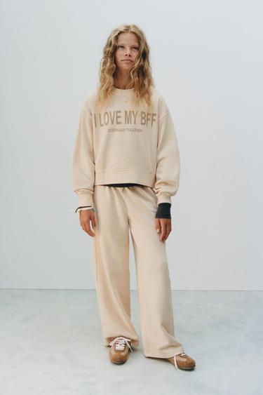 CONJUNTO SUDADERA Y PANTALÓN WIDE LEG TEXTO - Mantequilla de Zara