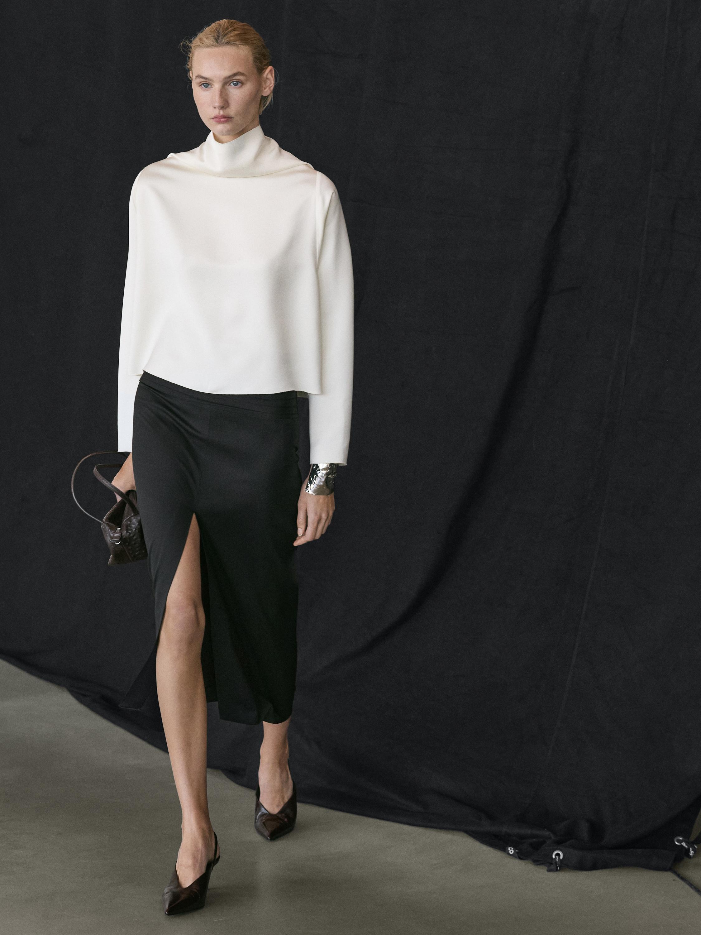Flowing V-neck top - STUDIO
