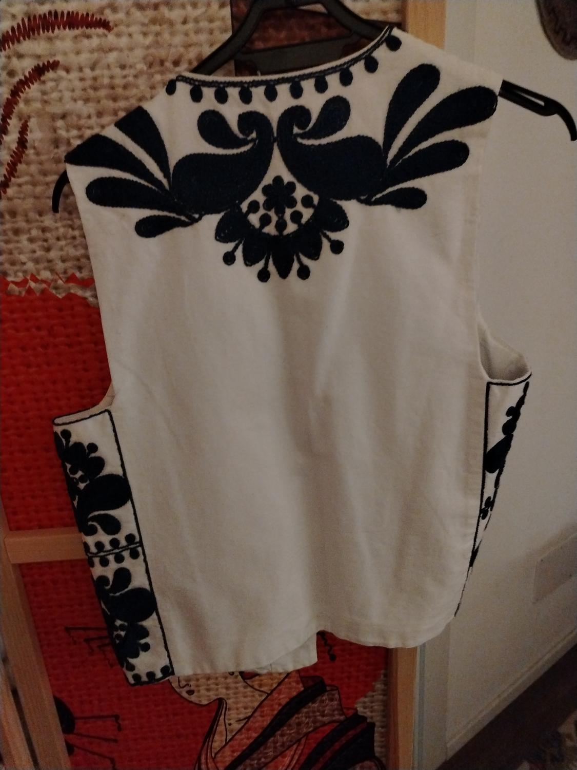 WAISTCOAT WITH CONTRAST EMBROIDERY - Image 2