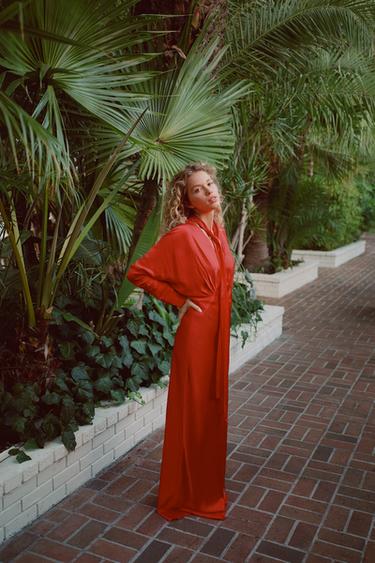 SATINKLEID MIT TÜCHERN UND FLEEDERMAUSÄRMELN - Rot von Zara