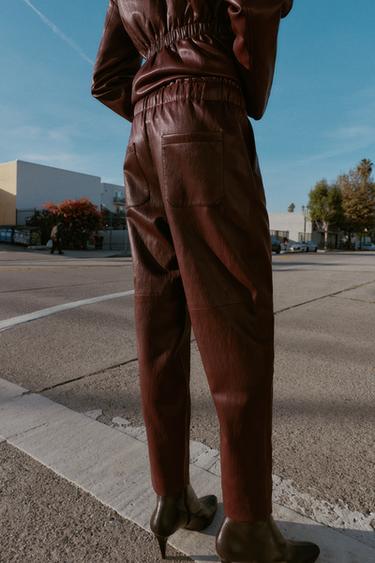 PANTALON MATIÈRE SYNTHÈTIQUE AVEC TAILLE ÉLASTIQUE - Grenat de Zara - Image 3