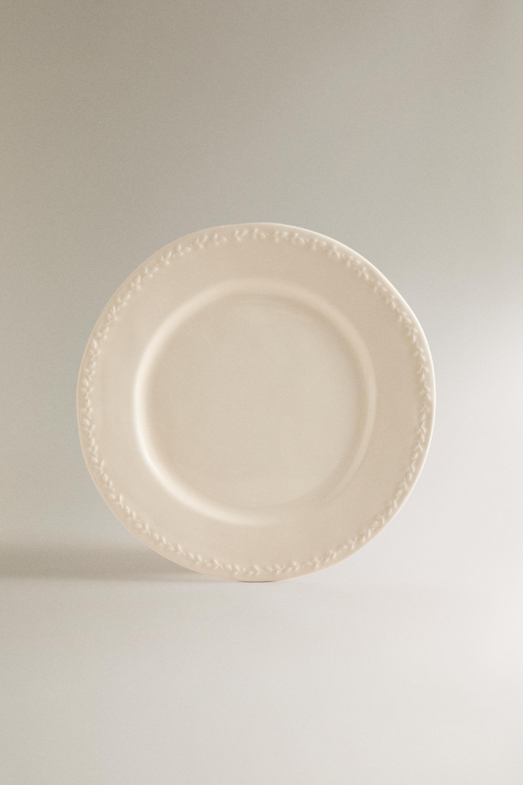 EARTHENWARE DINNER PLATE WITH RAISED RIM DETAIL — Cream