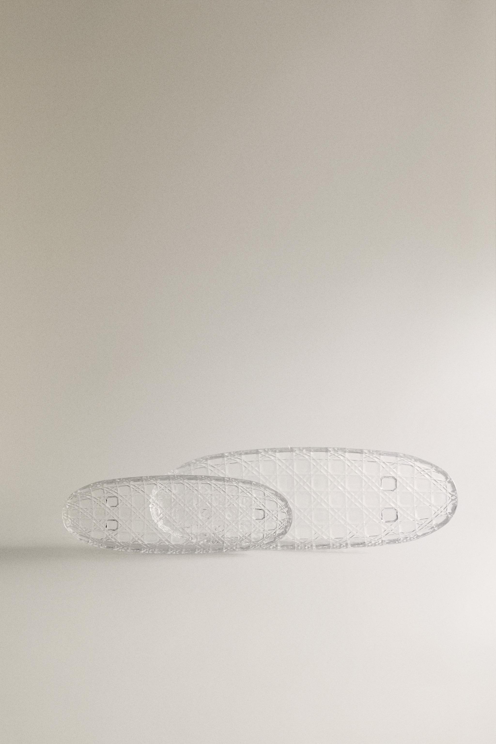 OVAL RAISED DESIGN GLASS SERVING DISH — Transparent