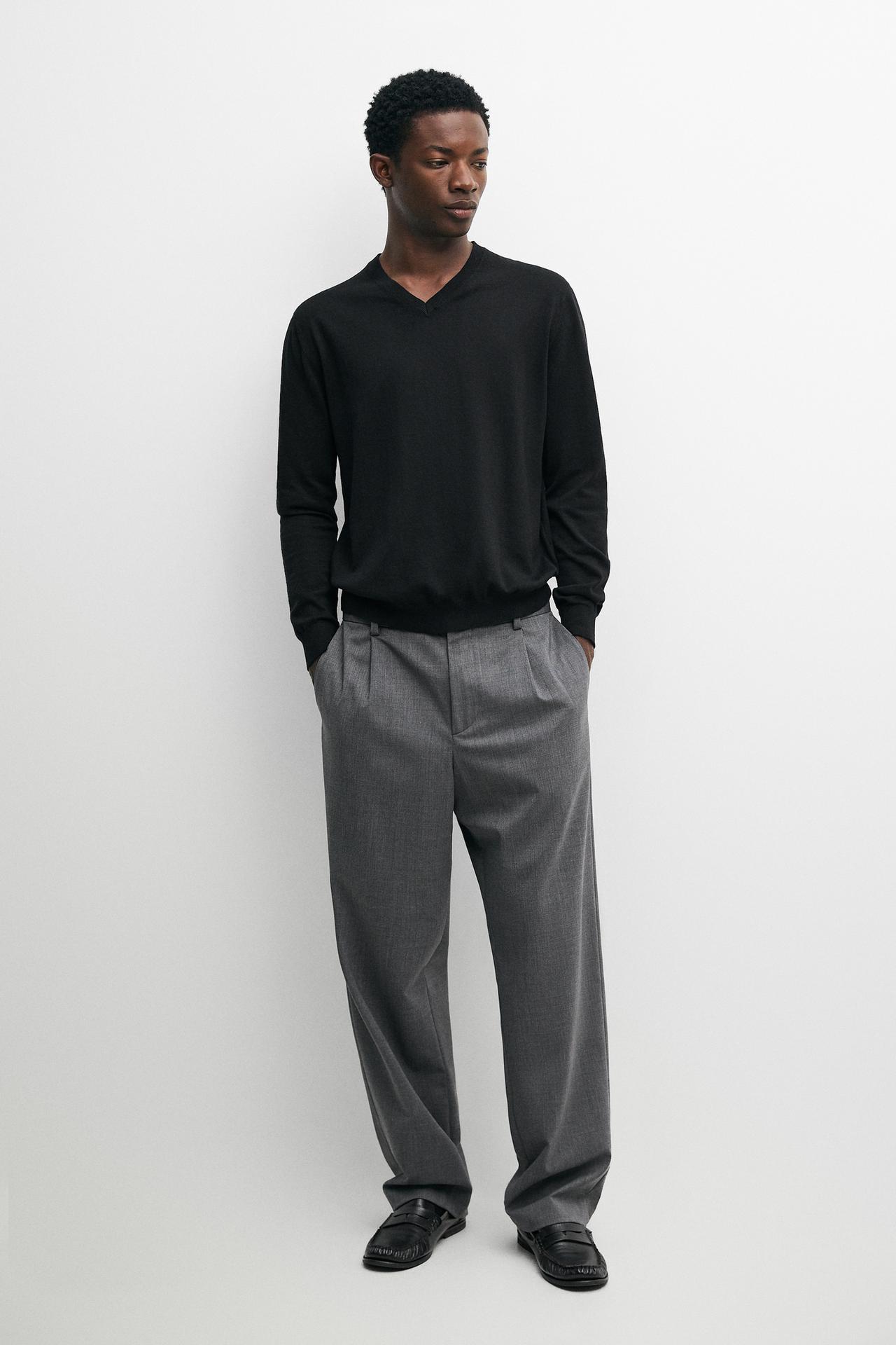 Cotton blend V-neck knit sweater — Black