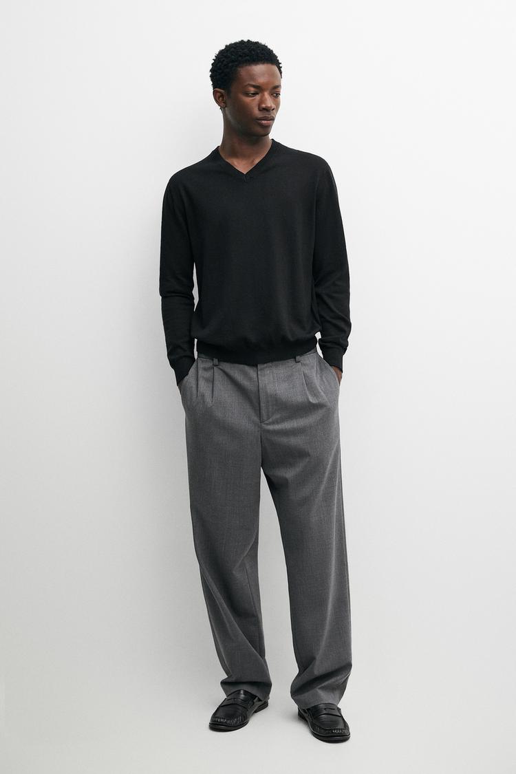 Cotton blend V-neck knit sweater — Black