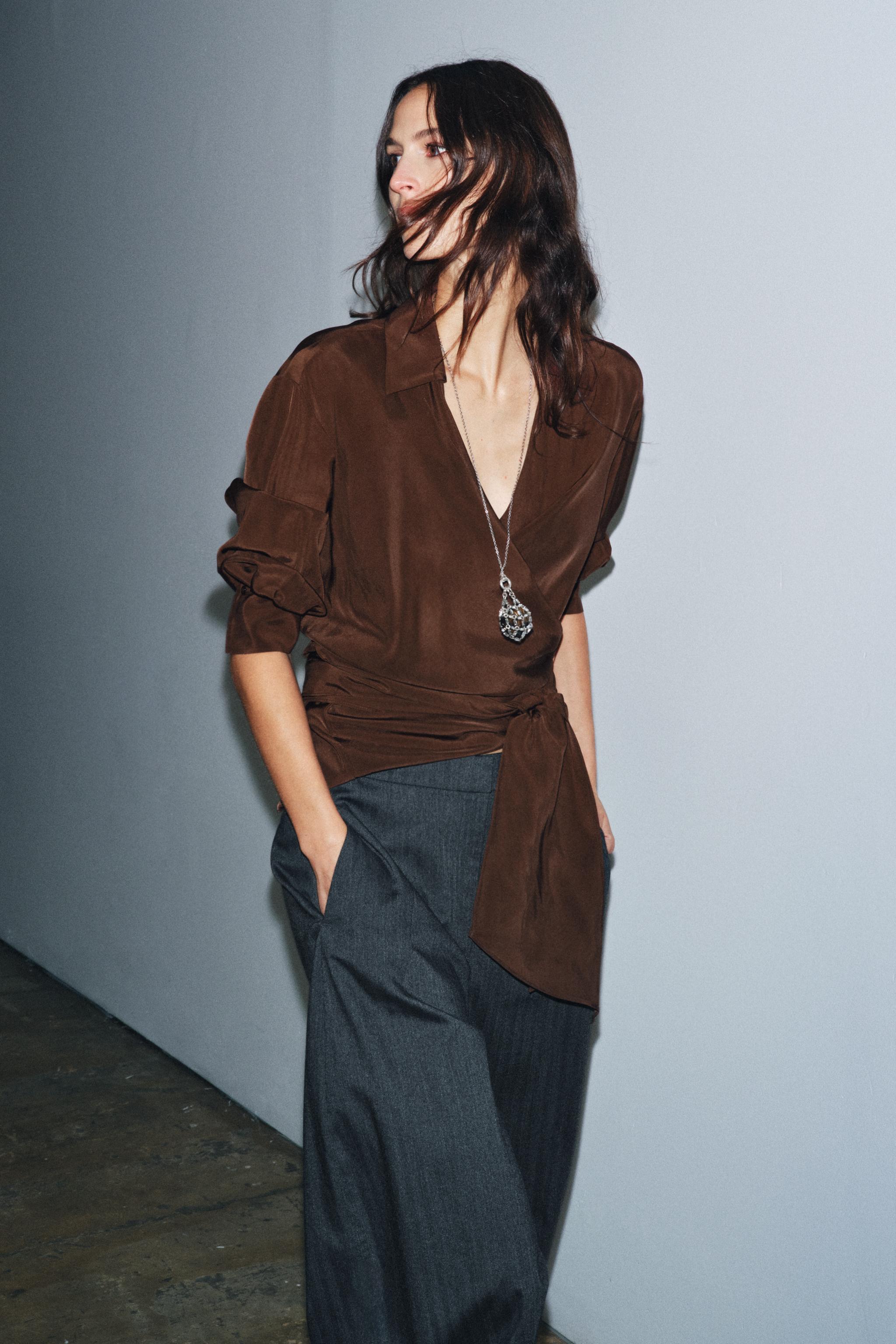 ZW COLLECTION ドレープクロスオーバー トップス - ブラウン | ZARA