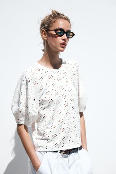 T-SHIRT MIT LOCHSTICKEREI - Cremefarben von Zara