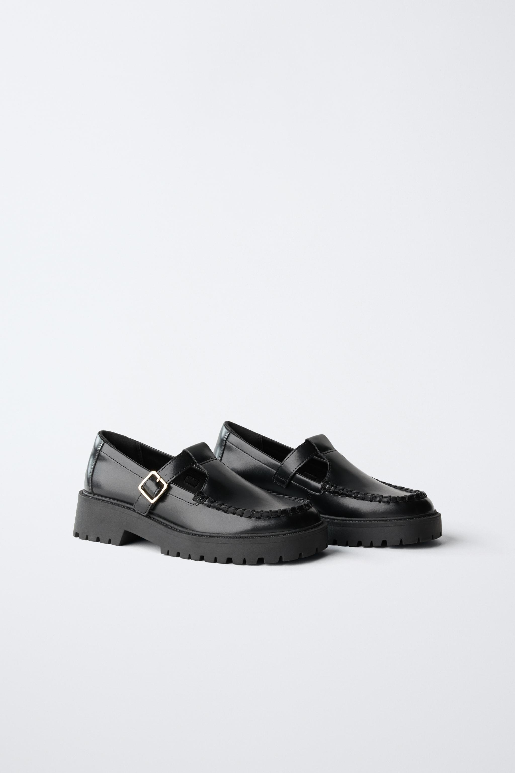 CHAUSSURES À BRIDE EN T