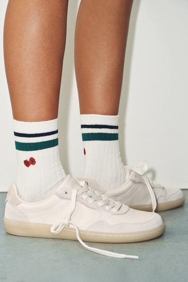 CHAUSSETTES CANNELÉES À RAYURES BRODÉES TOMATES - Écru de Zara