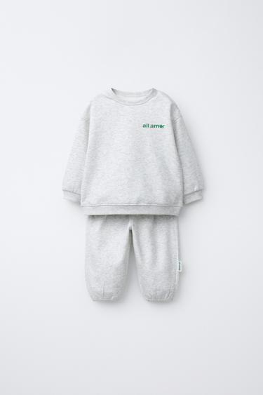 CONJUNTO SUDADERA Y PANTALÓN TEXTO - Gris vigoré de Zara