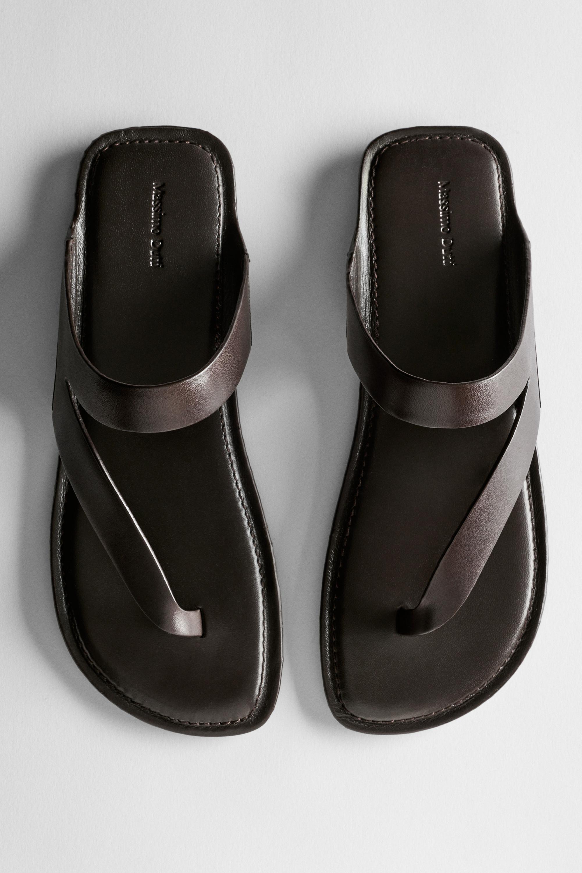 Sandale en cuir asymétrique