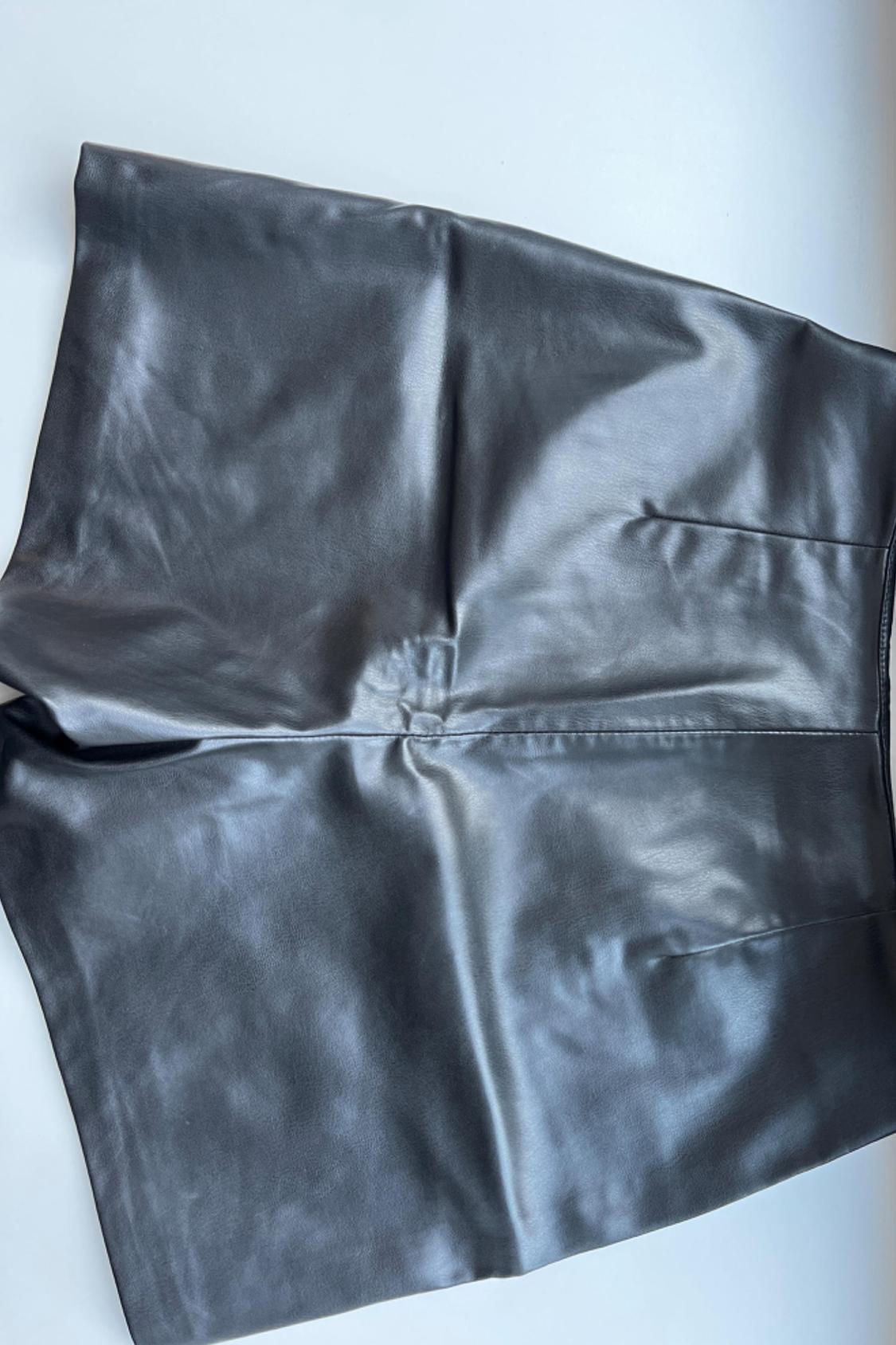 FAUX LEATHER BERMUDA SHORTS WITH BUTTONS - Image 3