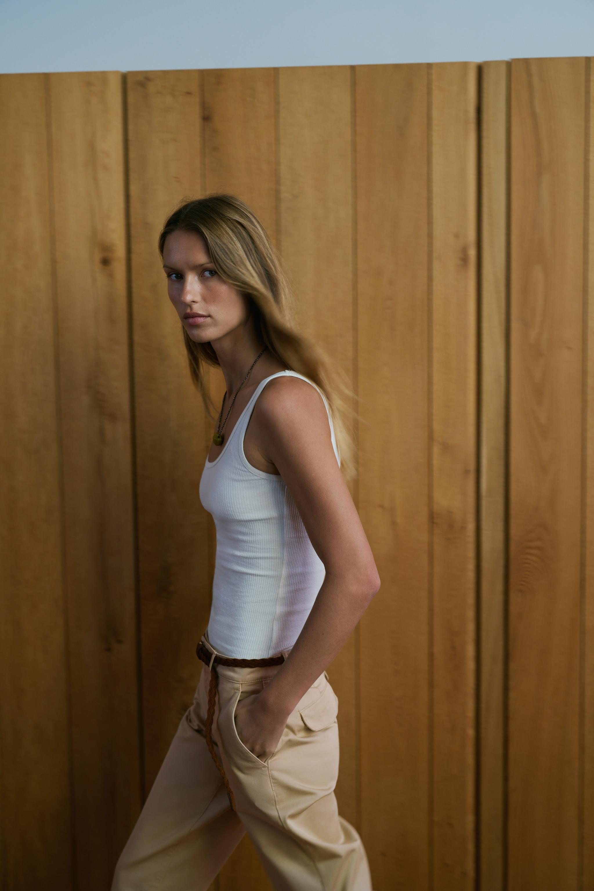 PANTALON CHINO AVEC CEINTURE TRESSÉE