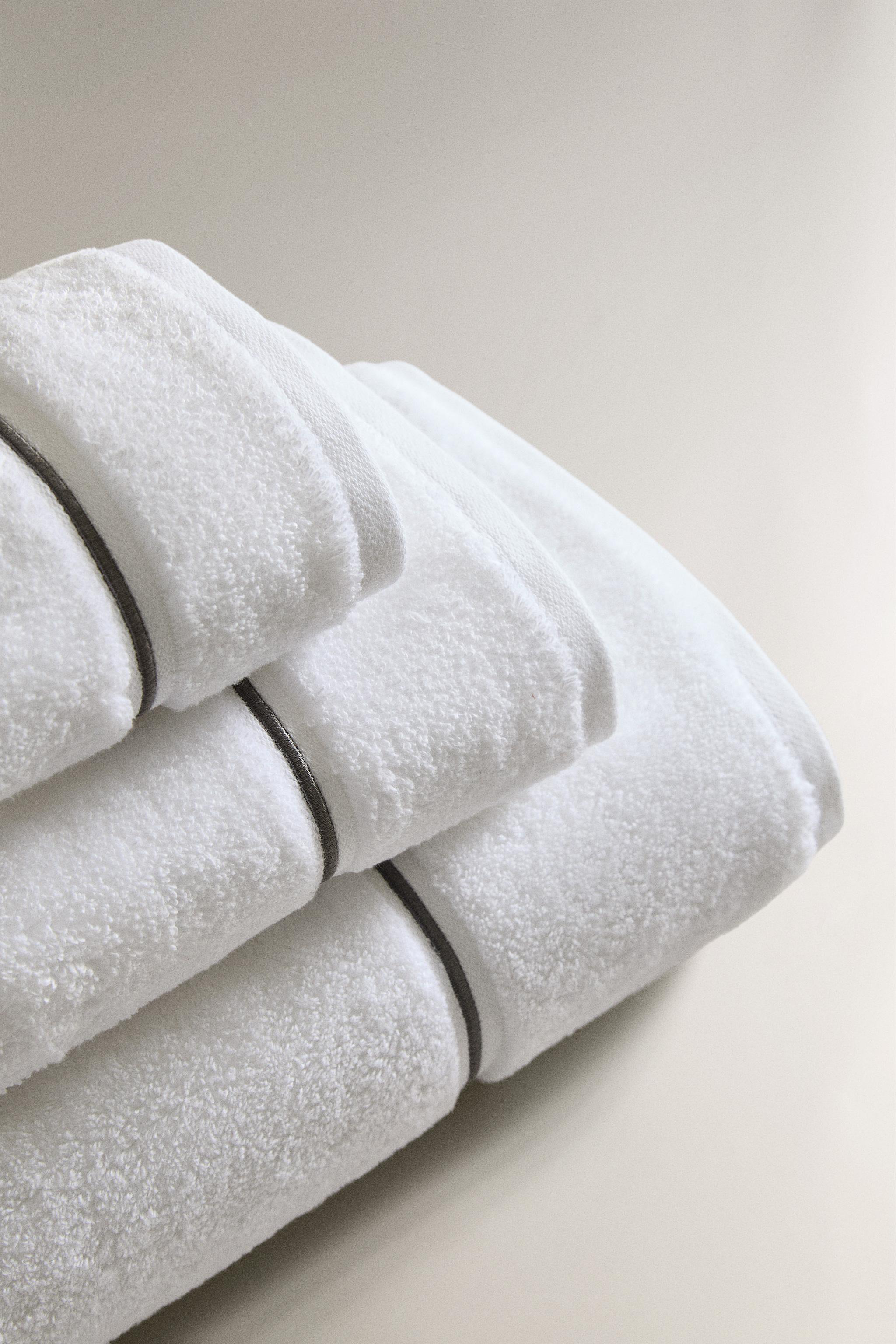 SCALLOPED EMBROIDERED BATH TOWEL — Anthracite grey