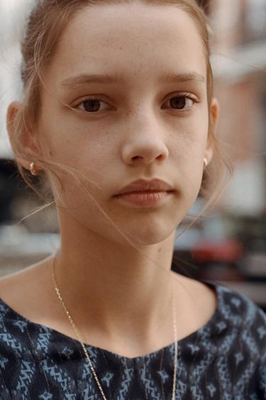 فستان بطبعة الإيكات - أزرق الخاص بـ Zara