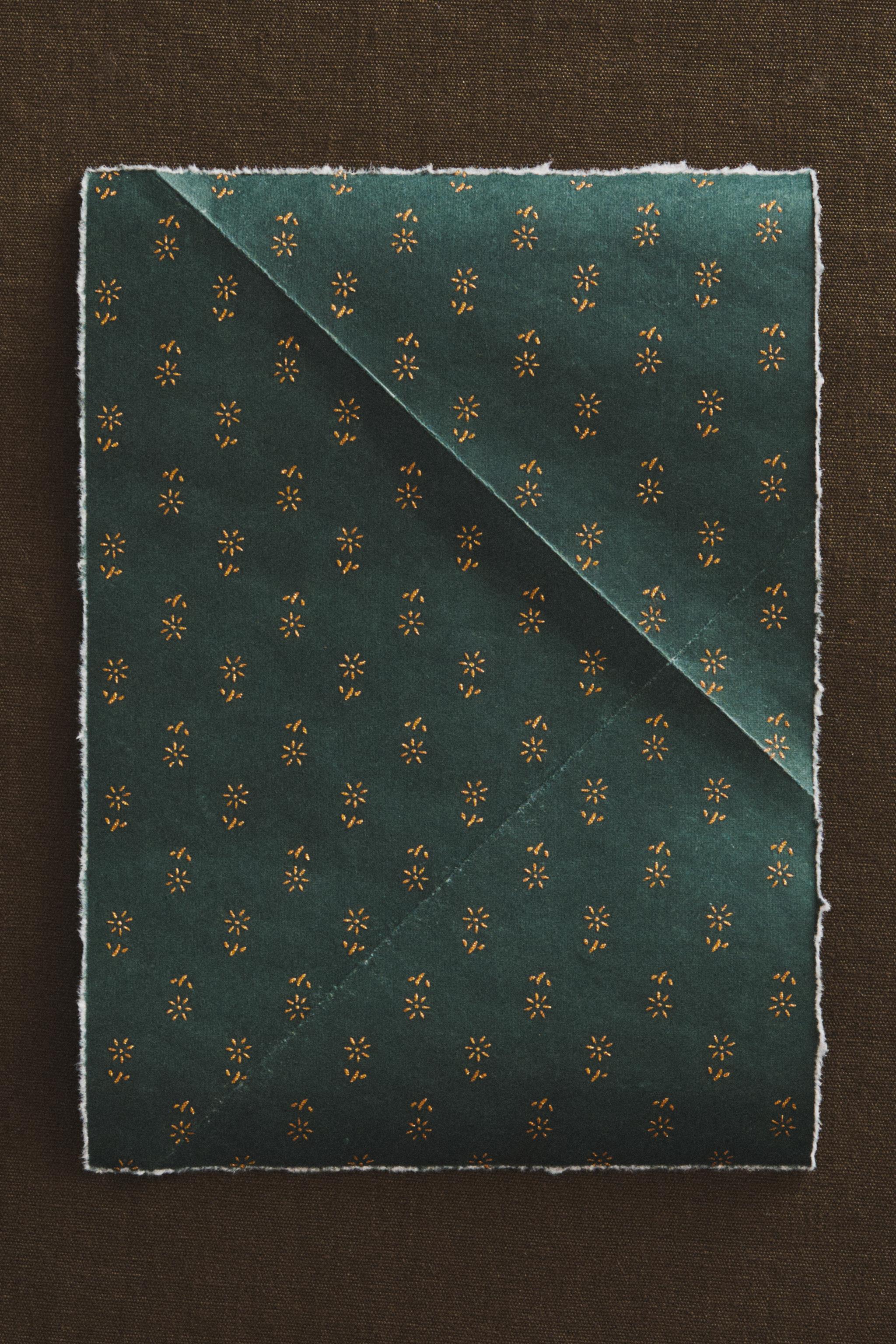 CHRISTMAS GLITTERY FLOWER WRAPPING PAPER