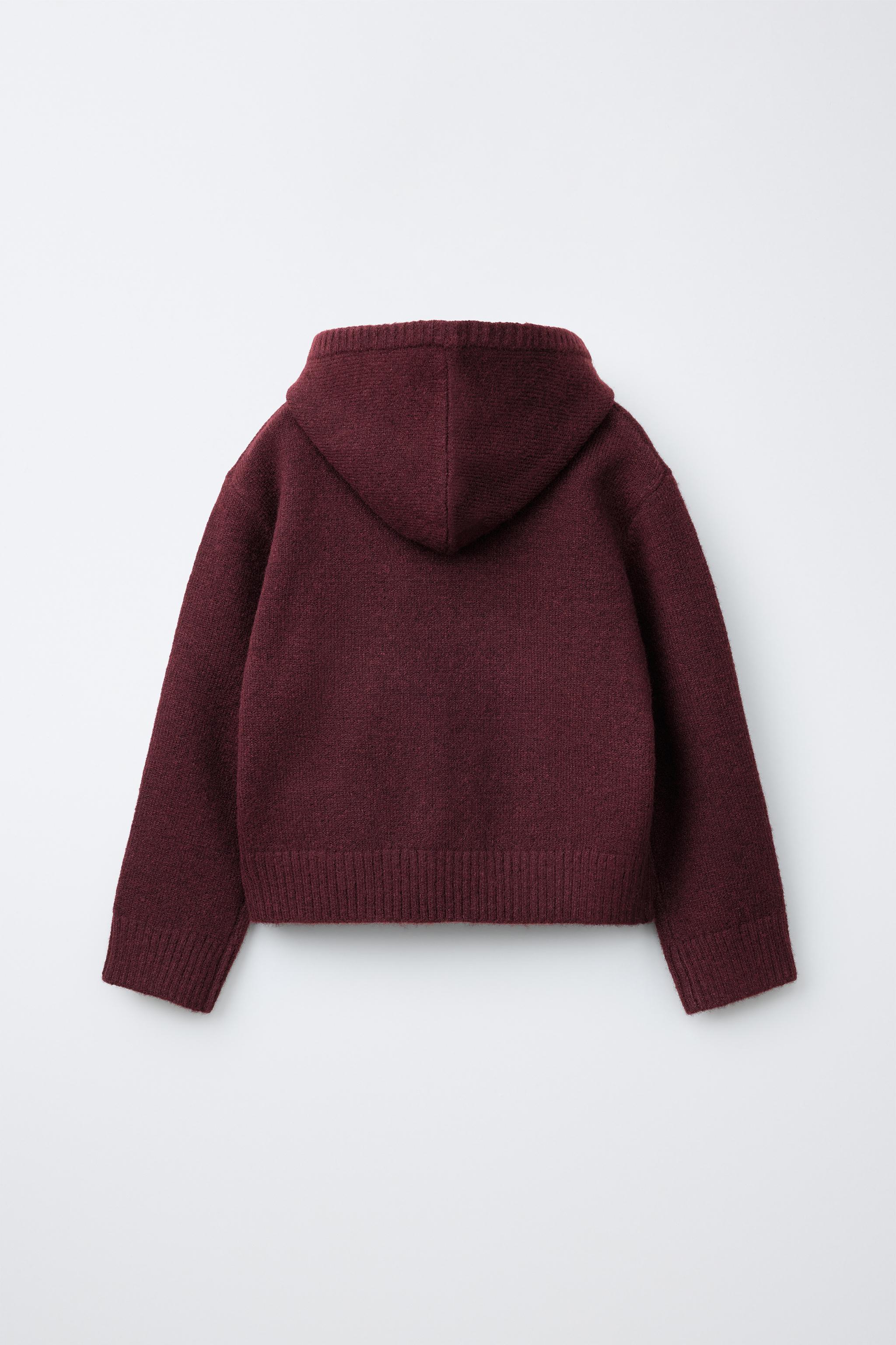 PULL EN MAILLE À CAPUCHE AVEC INSCRIPTION