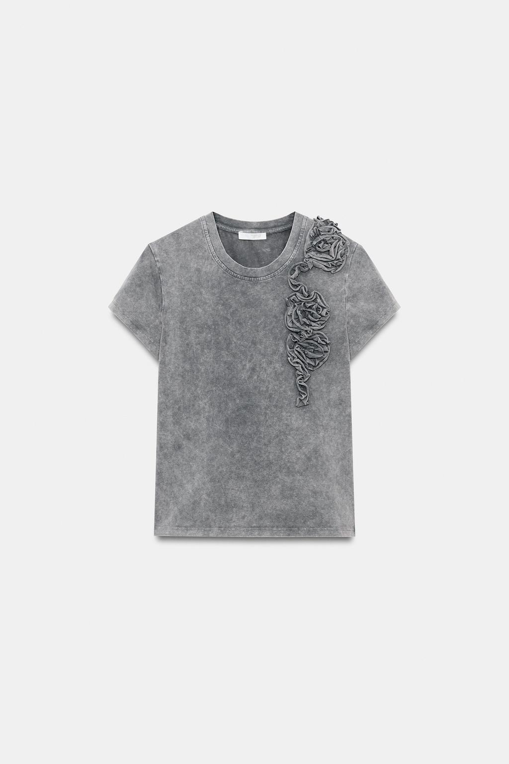 WASHED EMBOSSED FLOWER T-SHIRT