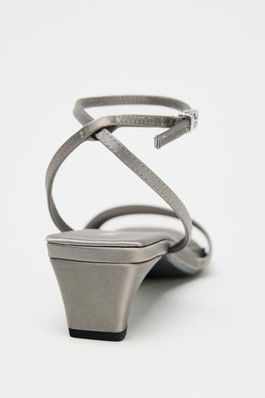 SANDALES EFFET SATINÉ - Gris perle de Zara - Image 5