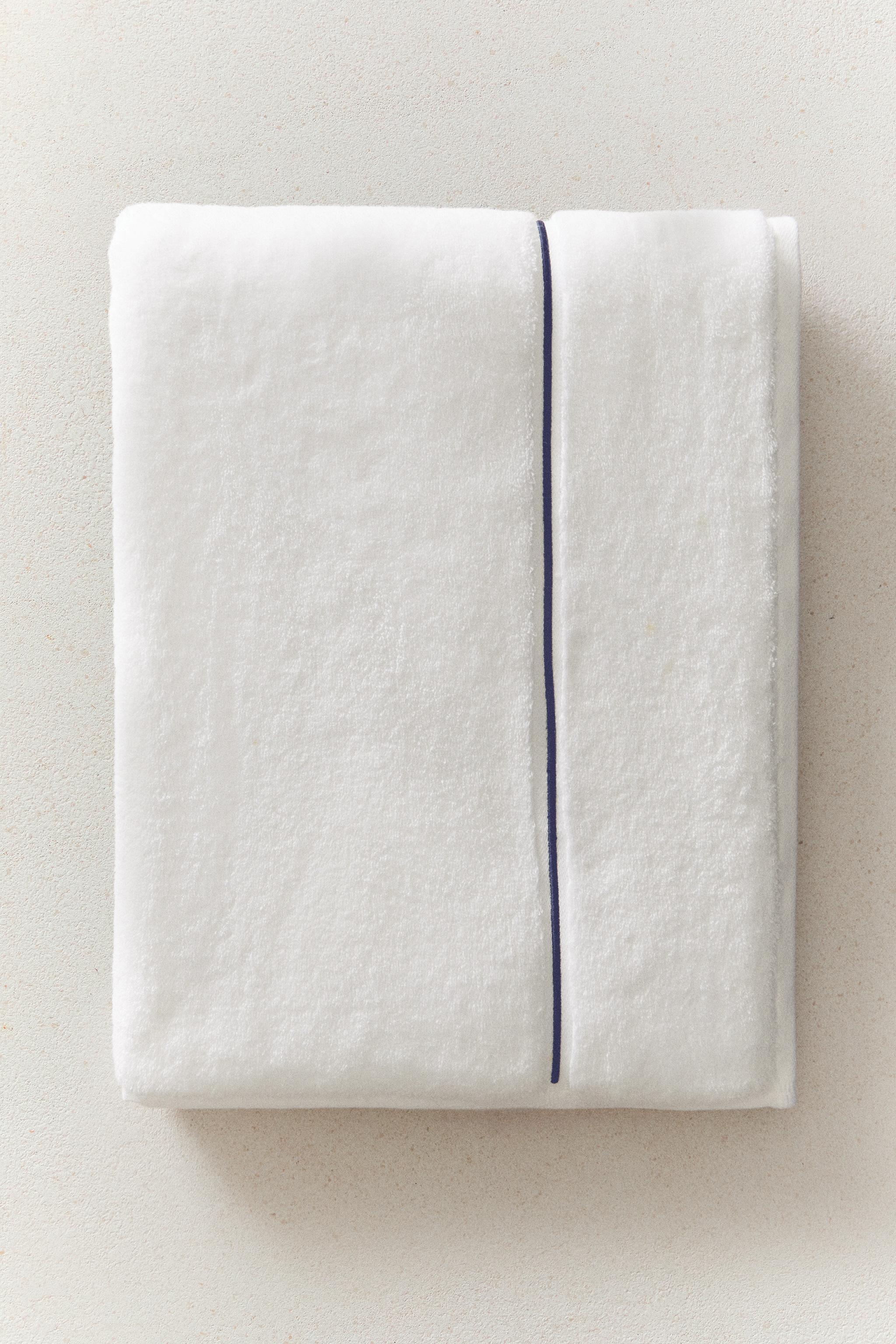 SCALLOPED EMBROIDERED BATH TOWEL — Navy / White
