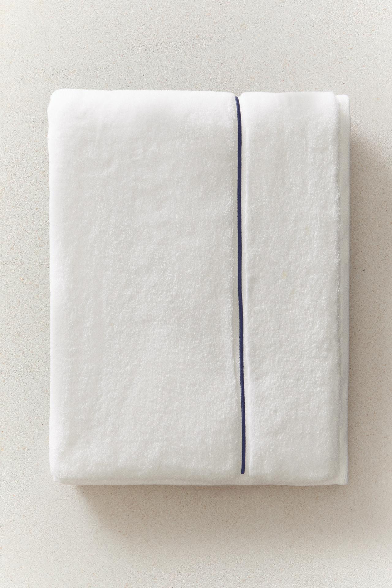 SCALLOPED EMBROIDERED BATH TOWEL — Navy / White