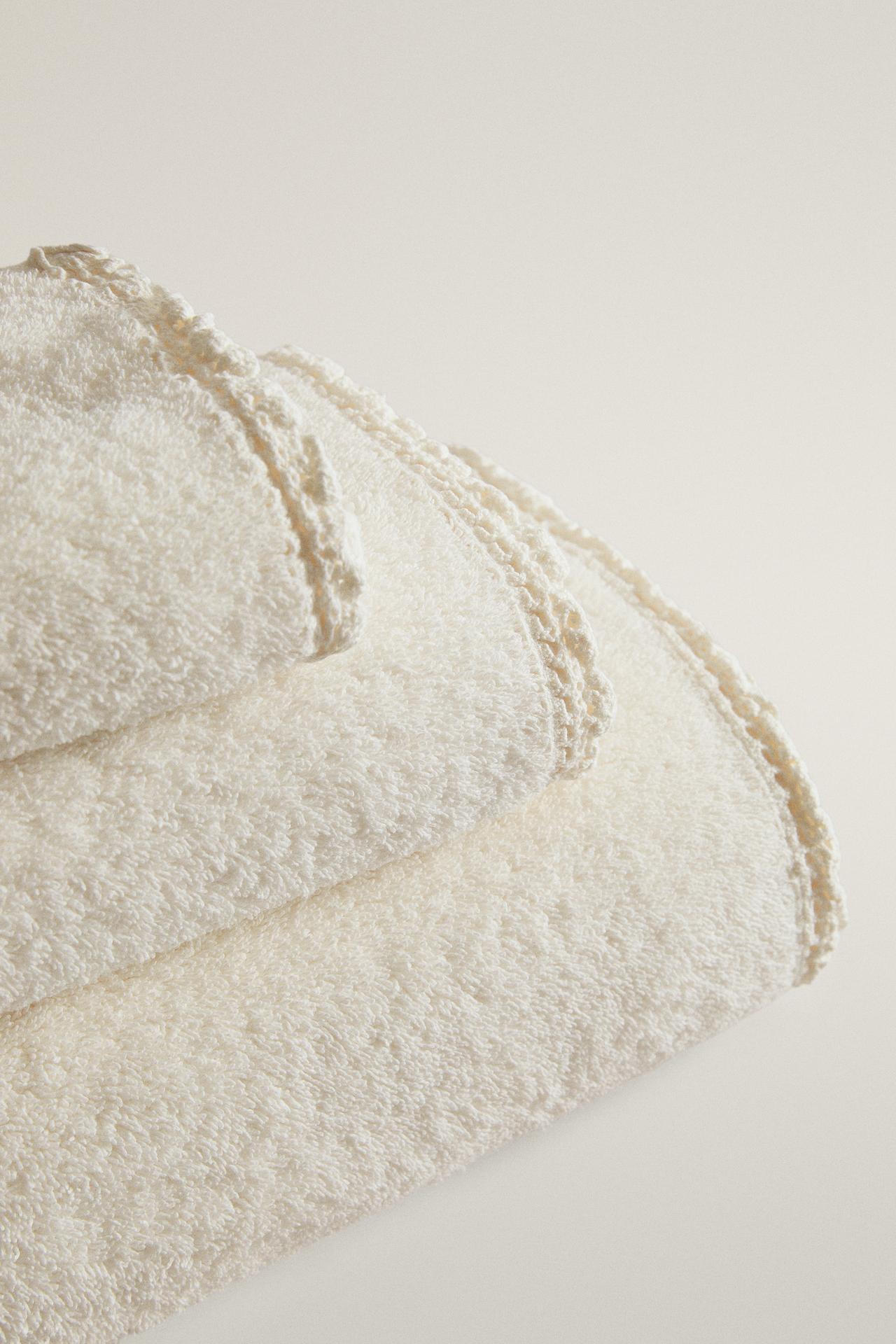 CROCHET-TRIM BATH TOWEL — Ivory