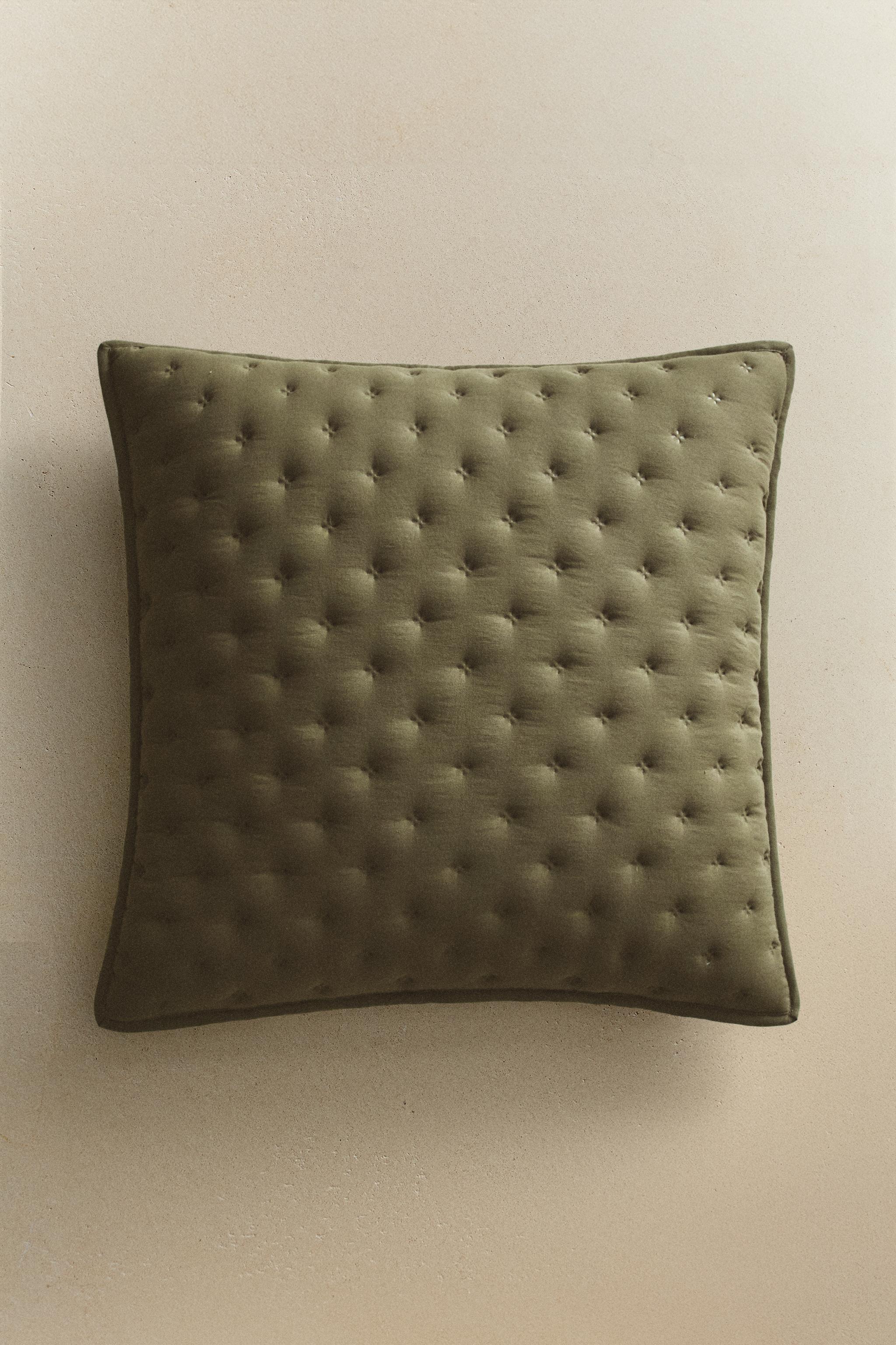 QUILT CUSHION COVER WITH QUILTED DOTS