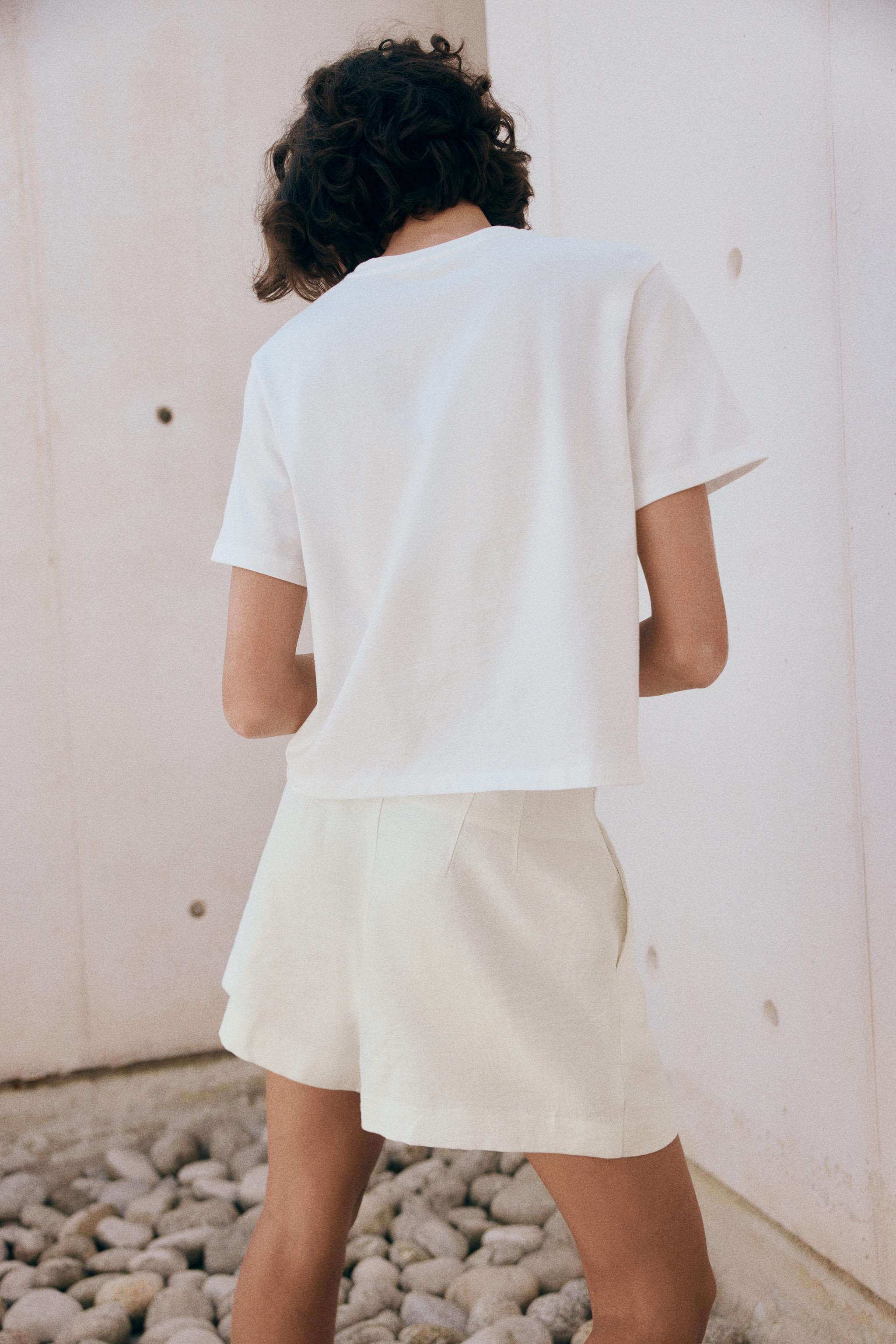 Женские футболки Zara EMBOSSED FLOWER T-SHIRT — фото 3