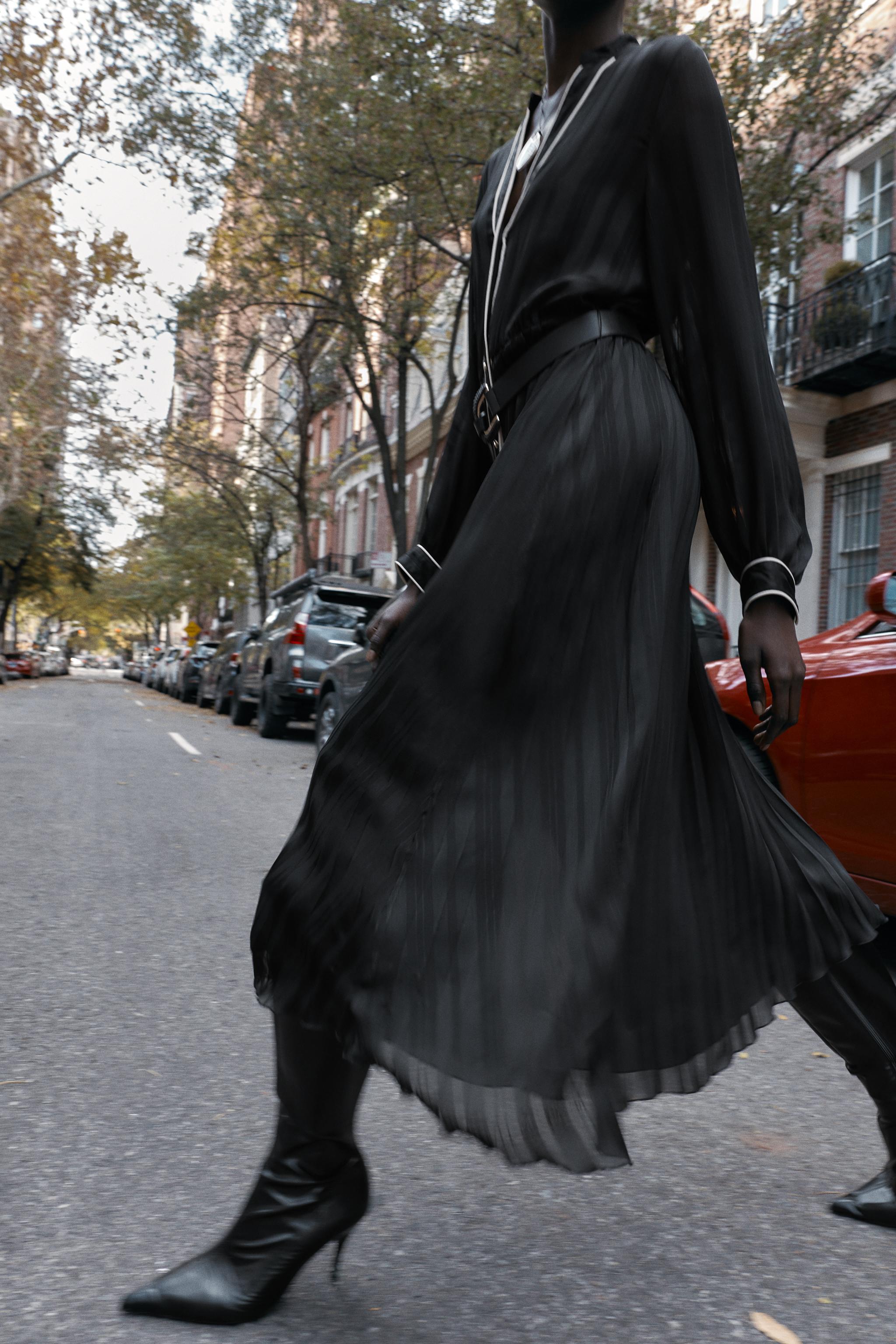 CONTRAST PIPING BELTED PLEATED MIDI DRESS